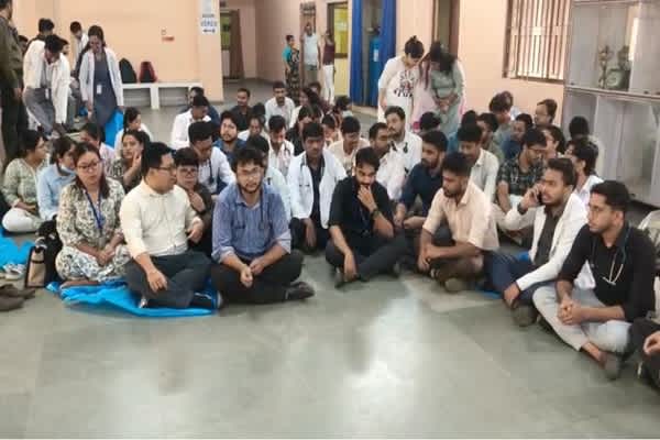Resident doctors stage sit-in at GB Hospital over security concerns