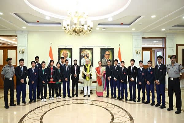 ARPS students from Tripura meet Maharashtra Governor during educational tour