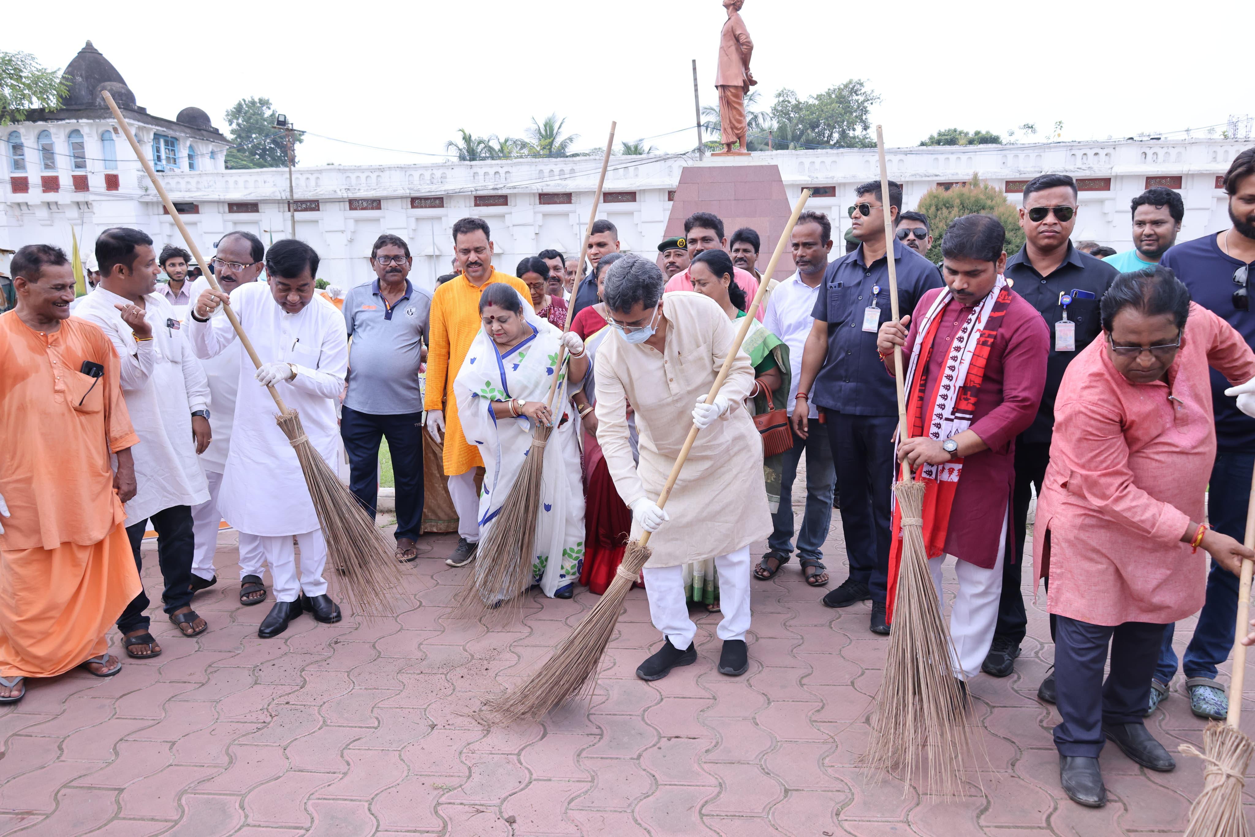 CM lauds role of women SHGs for contribution to cleanliness