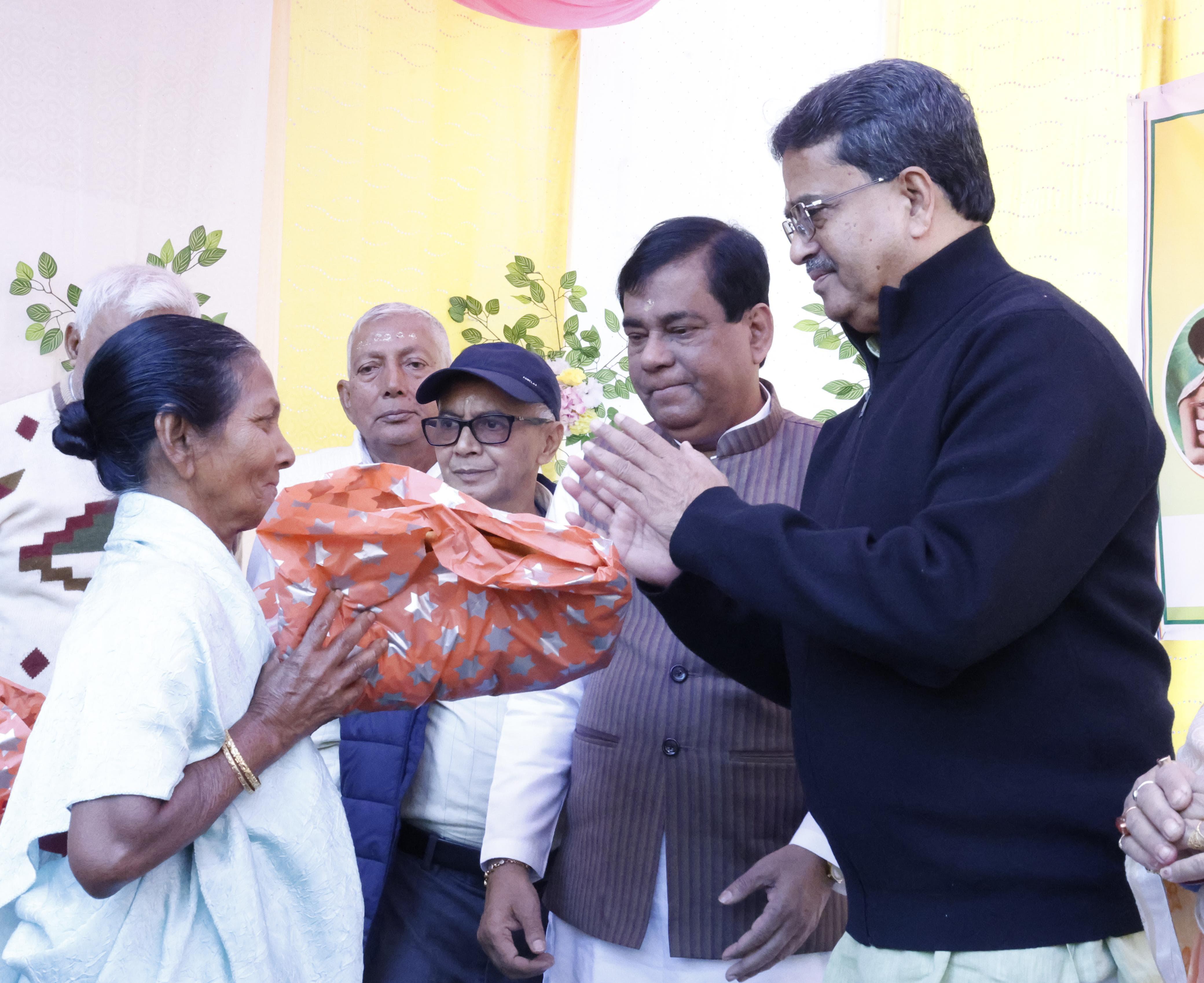 Chief Minister Participates in Winter Clothing Distribution Program on Dr. Mahanambrata Brahmachariji's Birth Anniversary