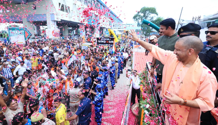 CM Yogi Adityanath Welcomes Kanwariyas, Warns Against Attempts to Malign Yatra