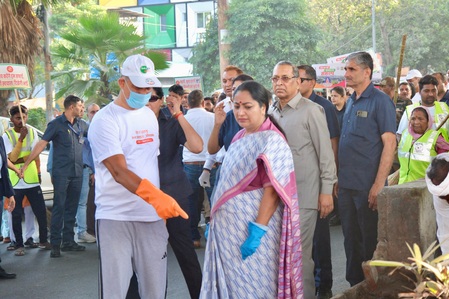 Rekha Gupta, ministers clear garbage in cleanliness drive