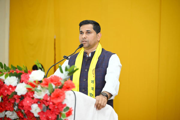 Welfare Minister Urges Students to Reject Left Ideology