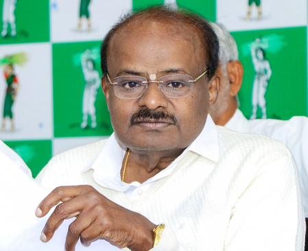 War of Words Intensifies Between Kumaraswamy and Shivakumar Over Protocol and Experience