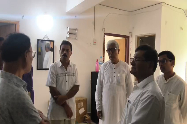 Manik Sarkar visits Agartala blast victim's family