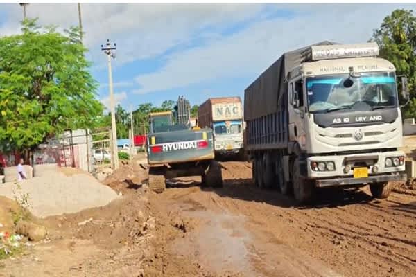Lorry stuck on NH-08 triggers massive traffic jam in Tripura