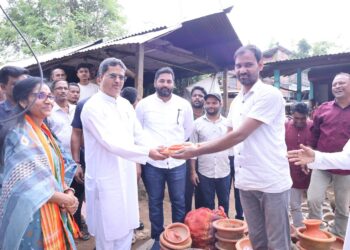 Chief Minister Purchases Earthen Lamps for Diwali