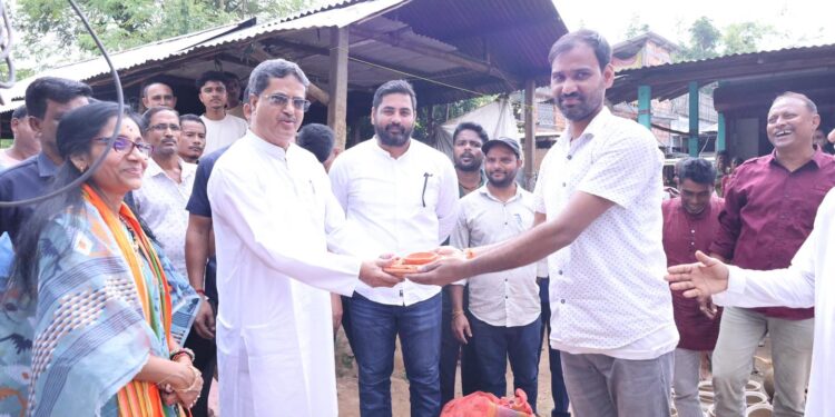 Chief Minister Purchases Earthen Lamps for Diwali