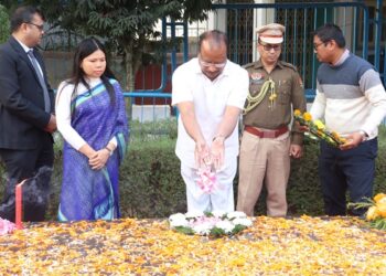 Governor paying tribute to Mahatma Gandhi on Martyrs Day