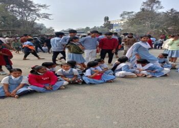 Students stage protest: Blocked NH