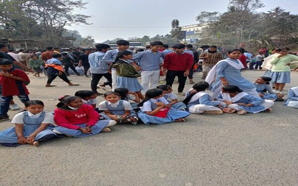 Students stage protest: Blocked NH