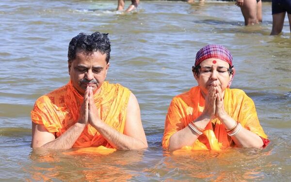 Chief Minister took holy dip at Triveni Sangam