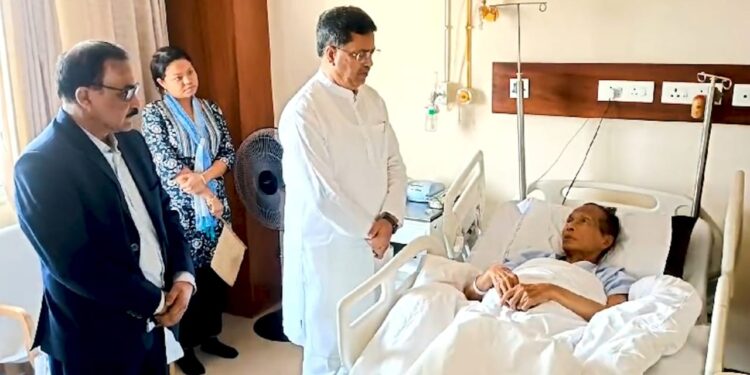 Chief Minister visits Bijoy Kumar Hrangkhawl to inquire about his health condition