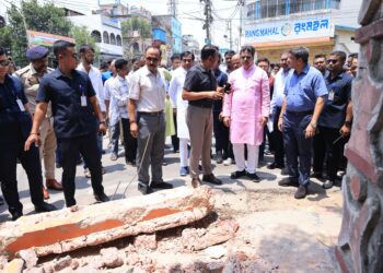 CM reviews ongoing works in AMC