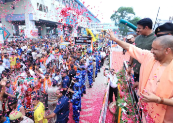 CM Yogi Adityanath Welcomes Kanwariyas, Warns Against Attempts to Malign Yatra