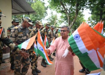 Ratan Lal Nath Joins BSF Jawans at Mohanpur Border, Calls for Unity and National Pride