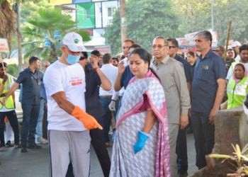 Rekha Gupta, ministers clear garbage in cleanliness drive