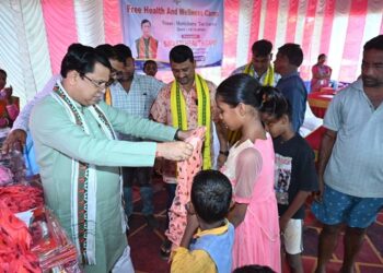 Minister Tinku Roy Promotes ‘Vocal for Local’, Supports Artisans Ahead of Diwali