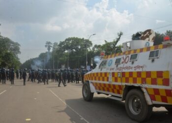 Mob attacks Awami League HQ amid tensions in Dhaka