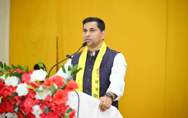 Welfare Minister Urges Students to Reject Left Ideology