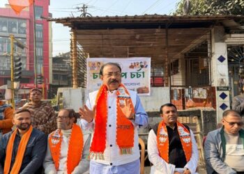 Rajib Bhattacharjee hosts ‘Chai Pe Charcha’ in Banamalipur