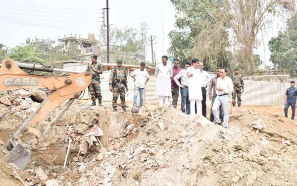 Mayor Inspects Battala Mahashmashan, Announces New Cremation Facility and Beautification Plan