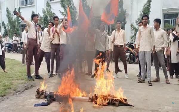 ABVP protests exam result errors at RK Mahavidyalaya