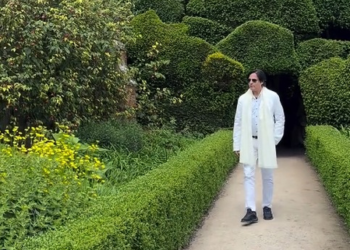  Rahul Roy Recreates ‘Tere Dar Par Sanam’ in Nostalgic Throwback