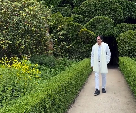 Rahul Roy Recreates ‘Tere Dar Par Sanam’ in Nostalgic Throwback