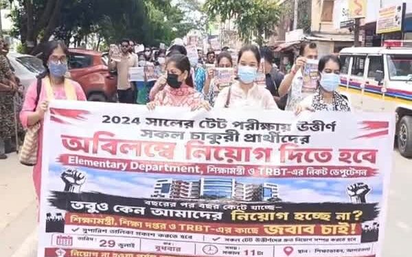 TET-qualified aspirants protest, demand immediate recruitment