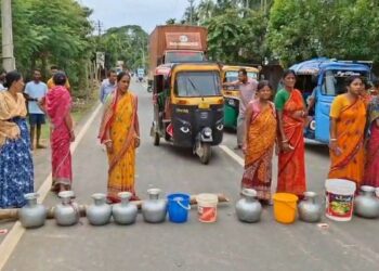 Women block Sonamura–Belonia road over water crisis