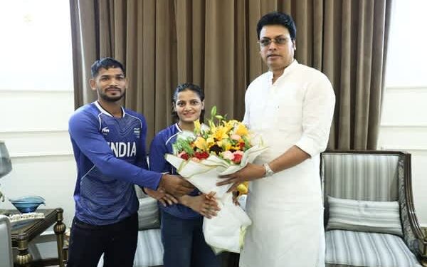 Biplab Deb felicitates CWG judo gold medallist Asmita Dey