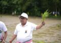 Ratan Lal Nath joins paddy plantation, backs farmers