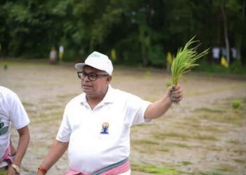 Ratan Lal Nath joins paddy plantation, backs farmers